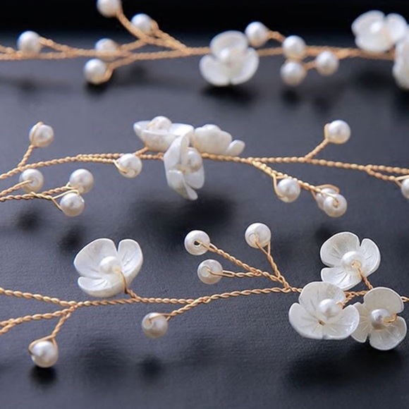 Delicate White Flower and Pearl Vine Headdress - Picture 4 of 15